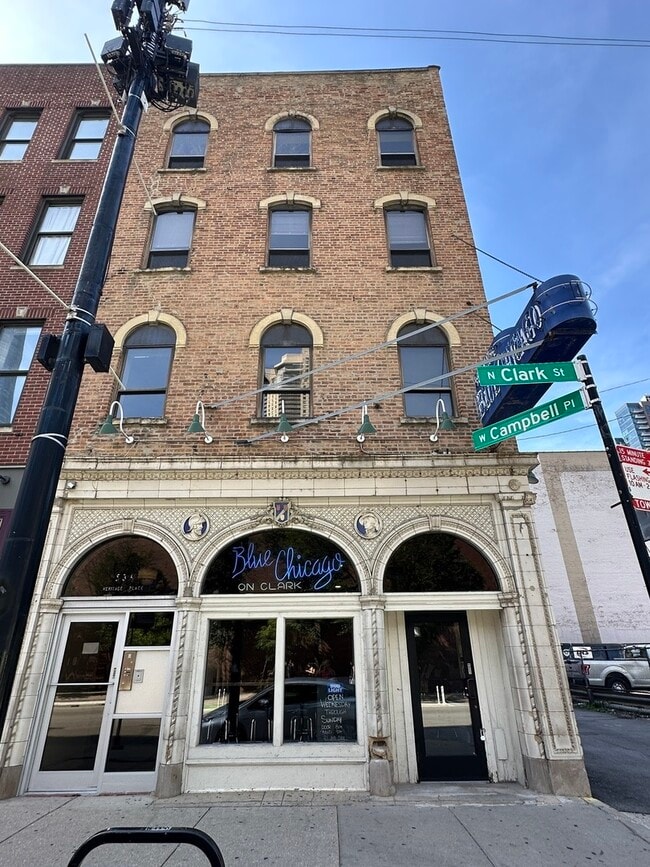 Building Photo - 536 N Clark St Rental