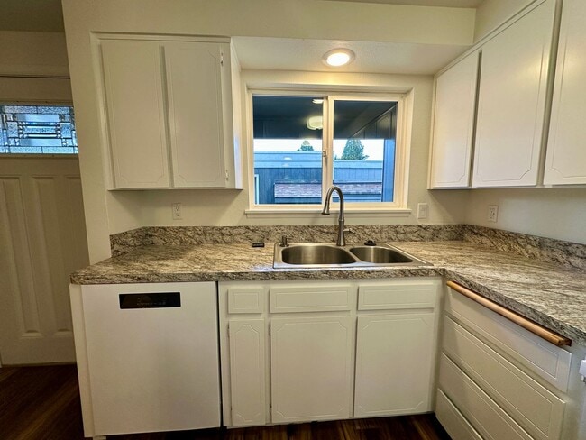 Photo - Updated Two Bedroom Condo in Keizer