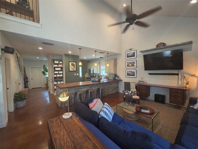 Photo - 408 W Croslin St