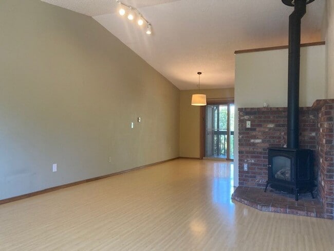 2 Bedroom Apartment Near MSU! Small Dogs W... - 2 Bedroom Apartment Near MSU! Small Dogs W...
