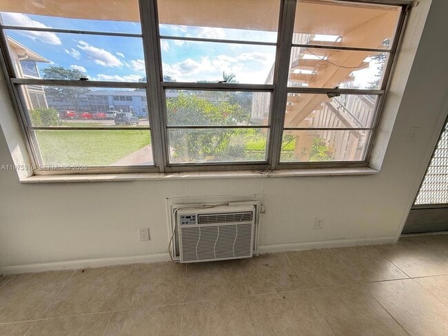 Photo - 210 Canterbury J Unit 2100