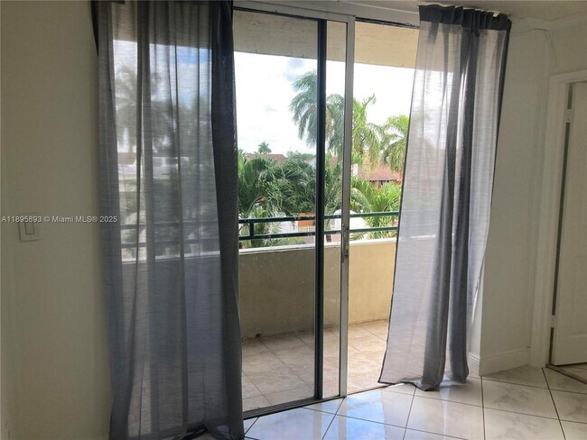 Photo - 8321 NW 7th St Unidad 1-307
