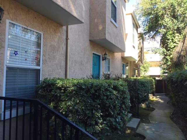 Townhouse style units - 321 T St