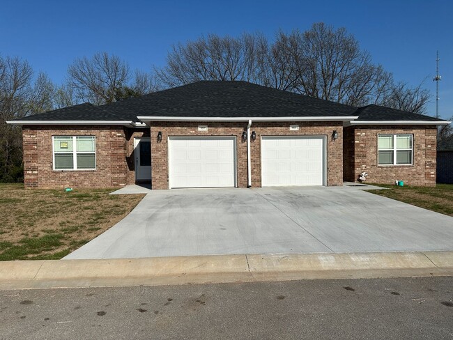 Building Photo - Brand New Neosho Unit now available for lease! $1,500 Rent/$1500 Deposit