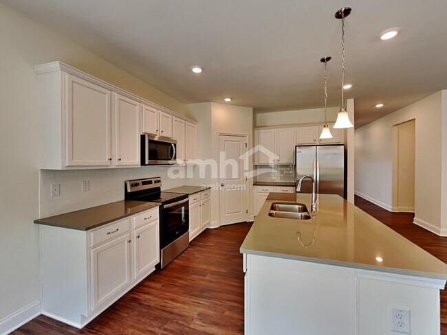 889 Carnaby Ln
