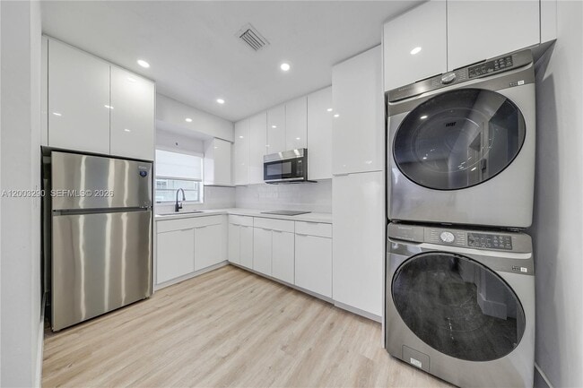 Building Photo - 2464 SW 22nd St Unit 5