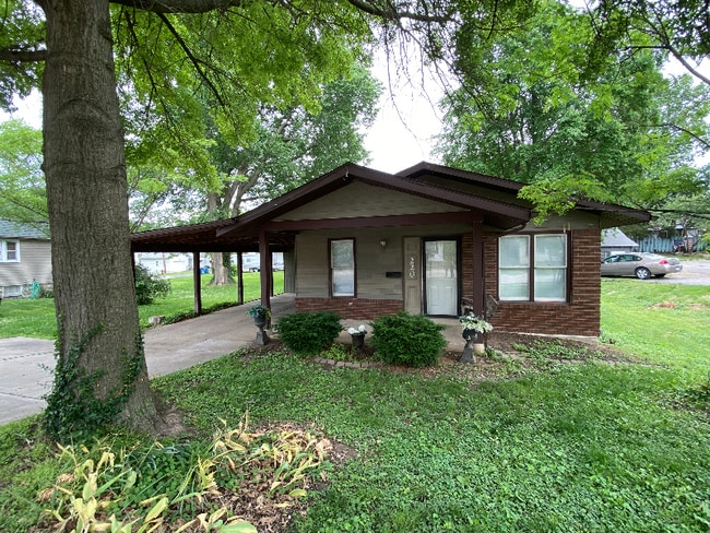 Photo - 220 W Corbin St