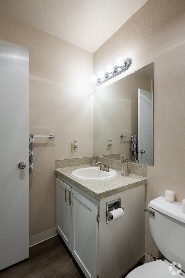 2BD, 1BA - 796-812SF