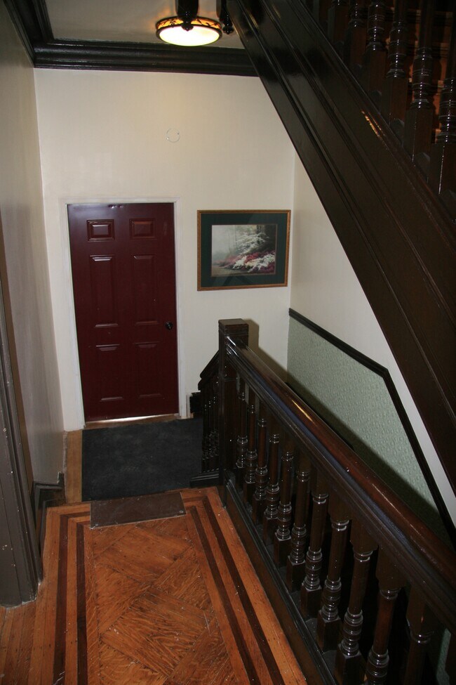 Escaleras - 8139 Frankford Ave Unidad 4