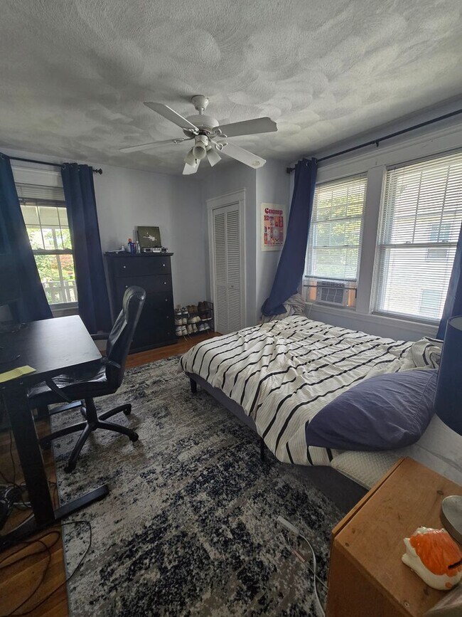Photo - No Brokers Fee, Parking is Included, Laundry on a Site, Eat-in Kitchen