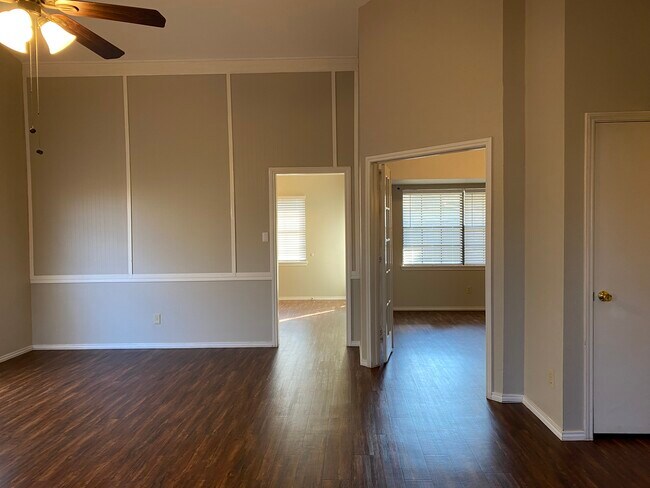 Photo - 2813 Oxford Ln