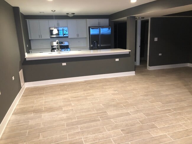 LIVING ROOM W OPEN KITCHEN UNFURNISHED - 4836 S Michigan Ave Unidad Furnished Garden