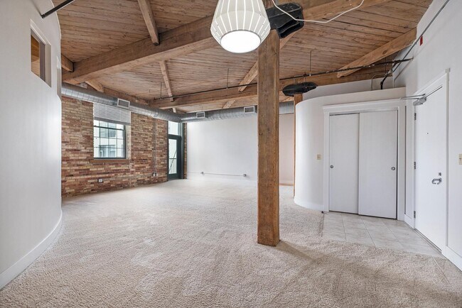 Photo - 940 Monroe Ave NW