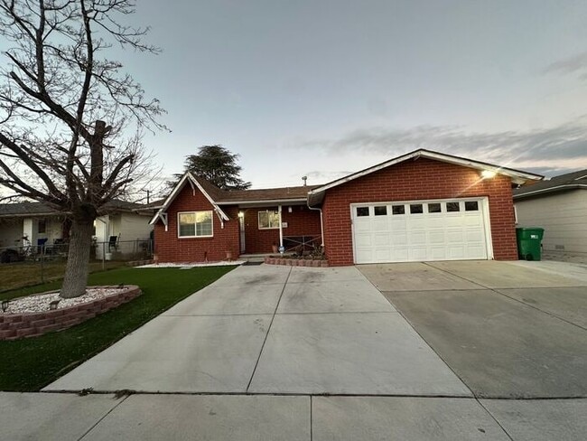 Building Photo - 250 Devere Way