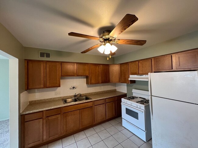 Building Photo - 2 BR/1BA Available Unit 3001 E. Adams Avenue - Apt#5