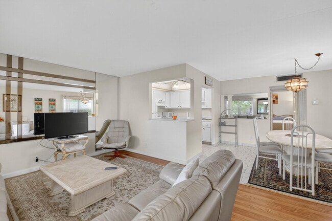 Photo - 359 Saxony Trail Unit 359