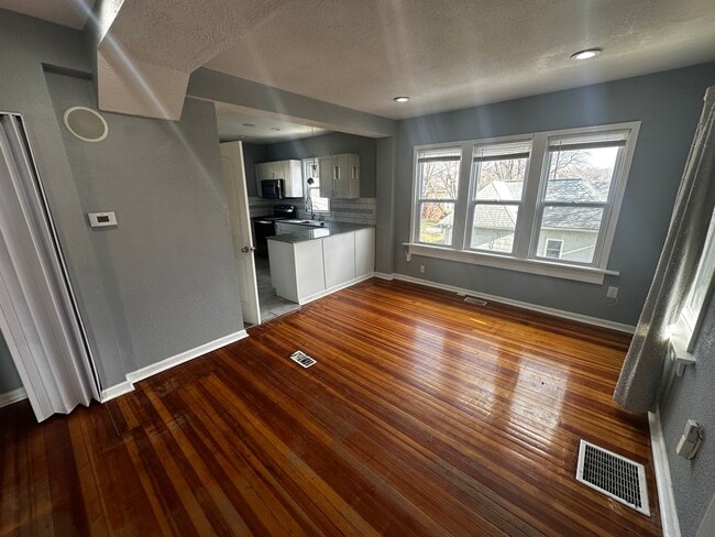 Photo - 215 E Cherry St