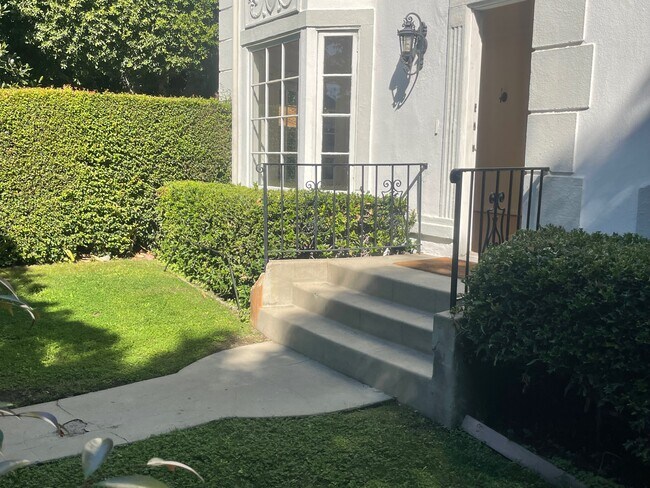 private front garden - 1238 N Crescent Heights Blvd Unit 1234