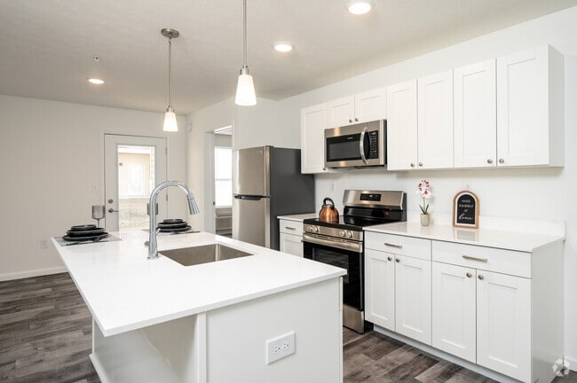 2BR, 2BA - 1,085SF - Kitchen - The Reserve at Madison Flatts