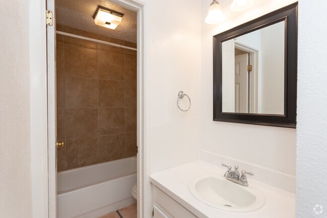 1BR 1BA - 580 SF