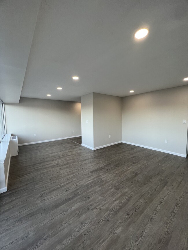 Building Photo - 1320 Berlin Tpke Unit 524