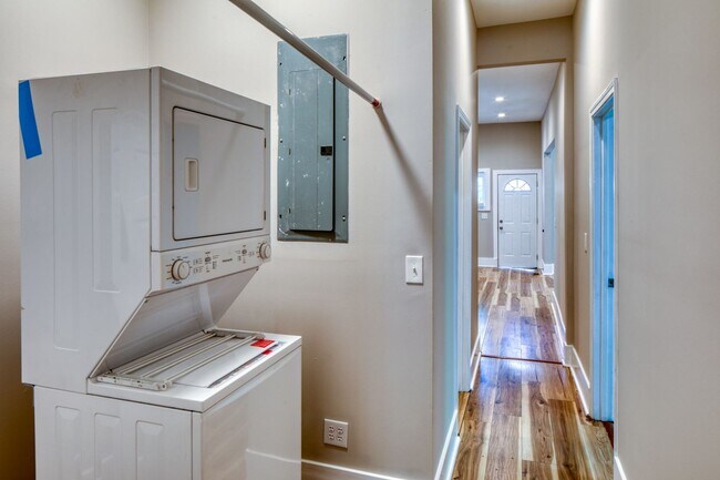 Photo - 2 Bed, 2 Bath Available Now! Unidad A