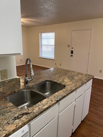 Building Photo - Available now. END 4PLEX TOWNHOME, 2 BR/1....