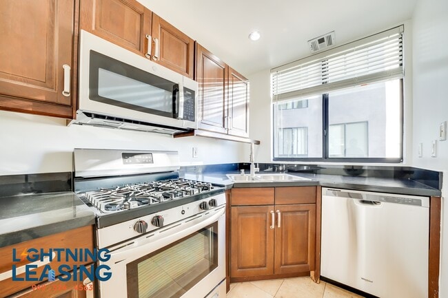 Building Photo - 8813 Burton Way Unit 320D Rental