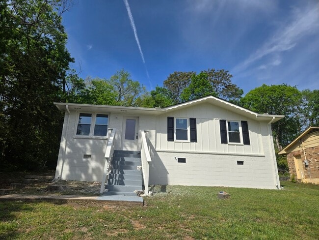 Building Photo - 2316 Woodridge Dr