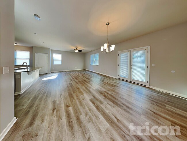 2878 S Hills