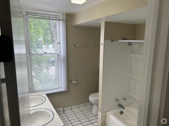 Building Photo - 1135 Vilas Ave Unit 1135 Rental