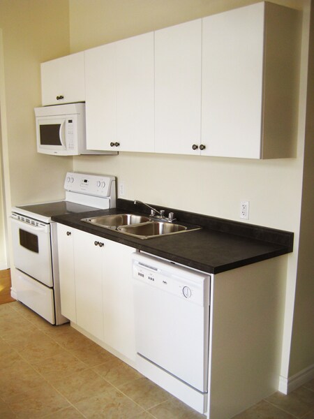 Photo - 116 University Av W