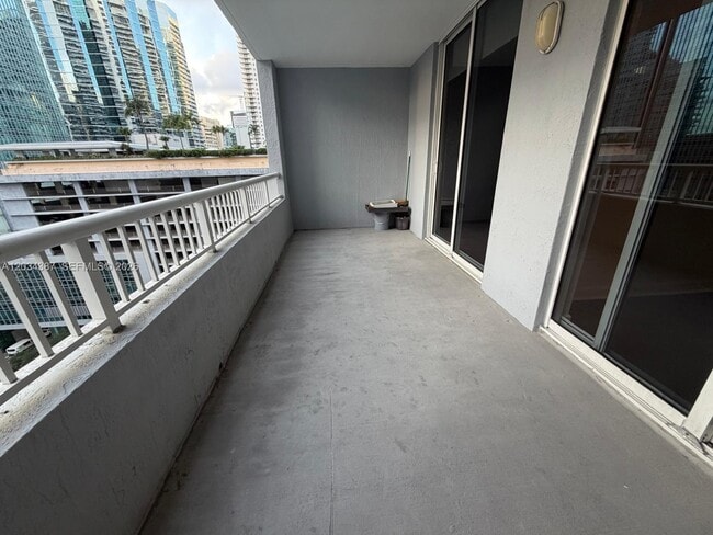 Photo - 170 SE 14th St Unidad 1406