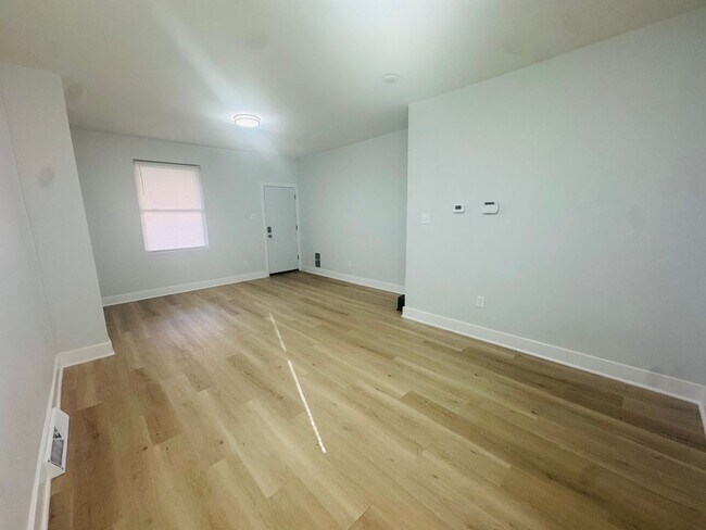 Photo - Renovated 4bd/1bth House with Rear yard!! ...