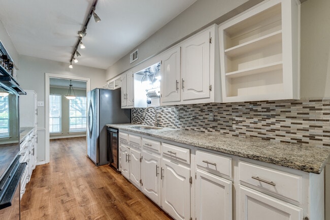 Photo - 3719 Weeburn-1