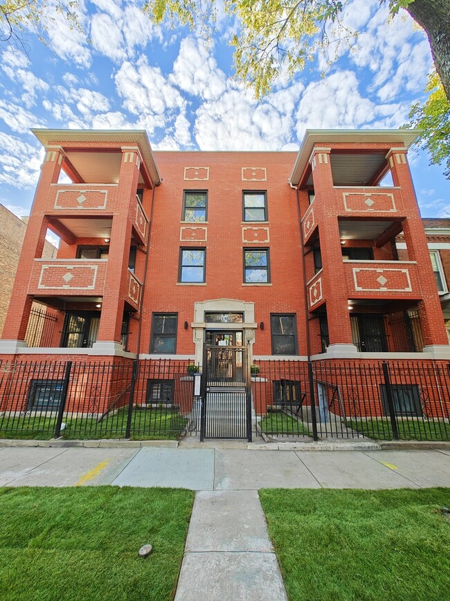 Building Photo - 6024 S Eberhart Ave Unit 2S Rental