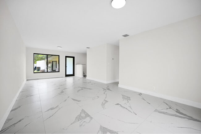 Photo - 100 SW 7th St Unidad 2