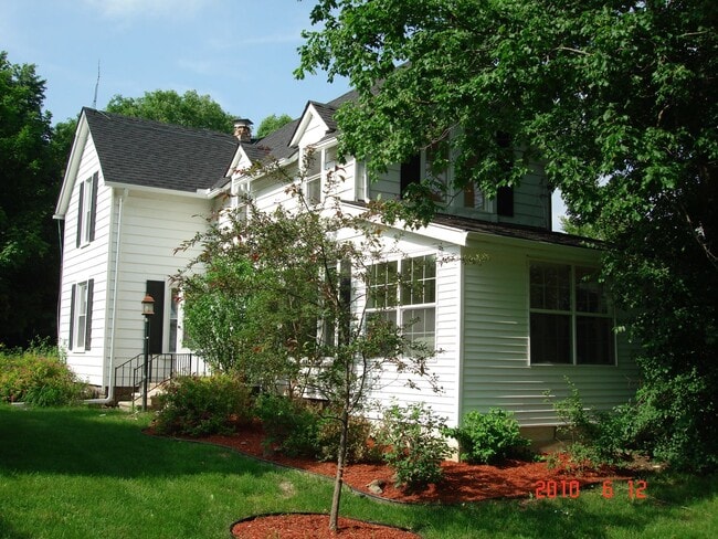 Building Photo - Updated 3bed / 3bath farmhouse.  Nice Loca...