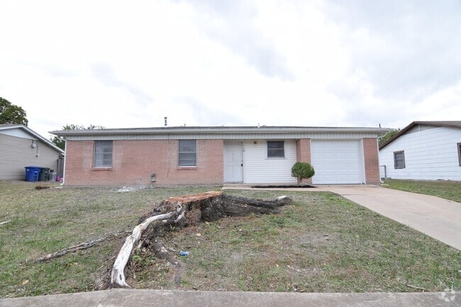 Building Photo - 118 South Dr Rental