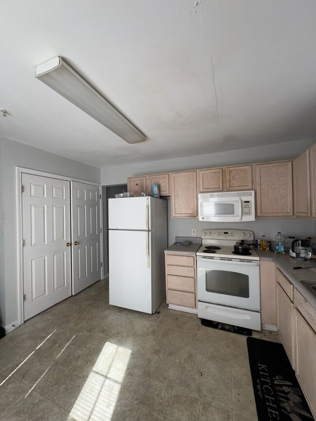 Photo - "Charming 1-Bedroom Townhouse Retreat on Campus Drive!"