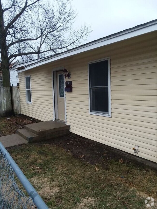 Building Photo - Take a look at this adorable 2 bed one bat... Rental