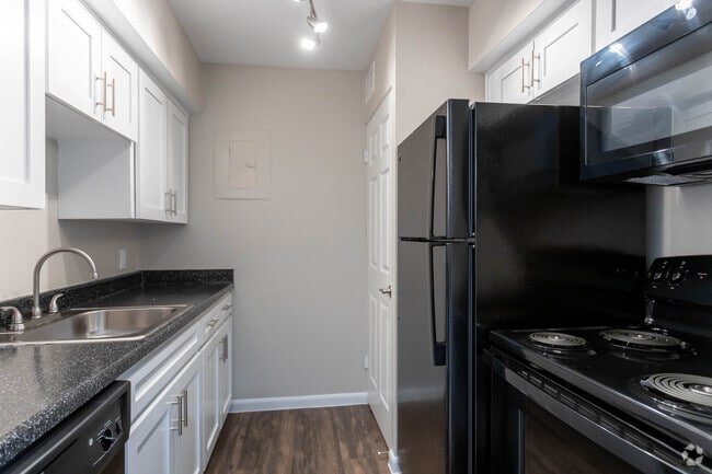 1 BR, 1 BA - 848 SF