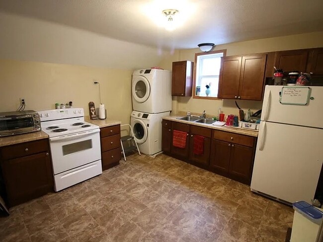 Photo - 177 E 9th St Unit Upstairs