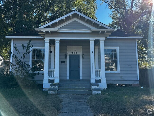 Building Photo - 3 Bedroom / 2.5 Bath Highland Home