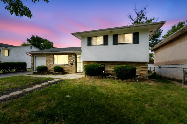 Photo - 1587 Brentnell Ave