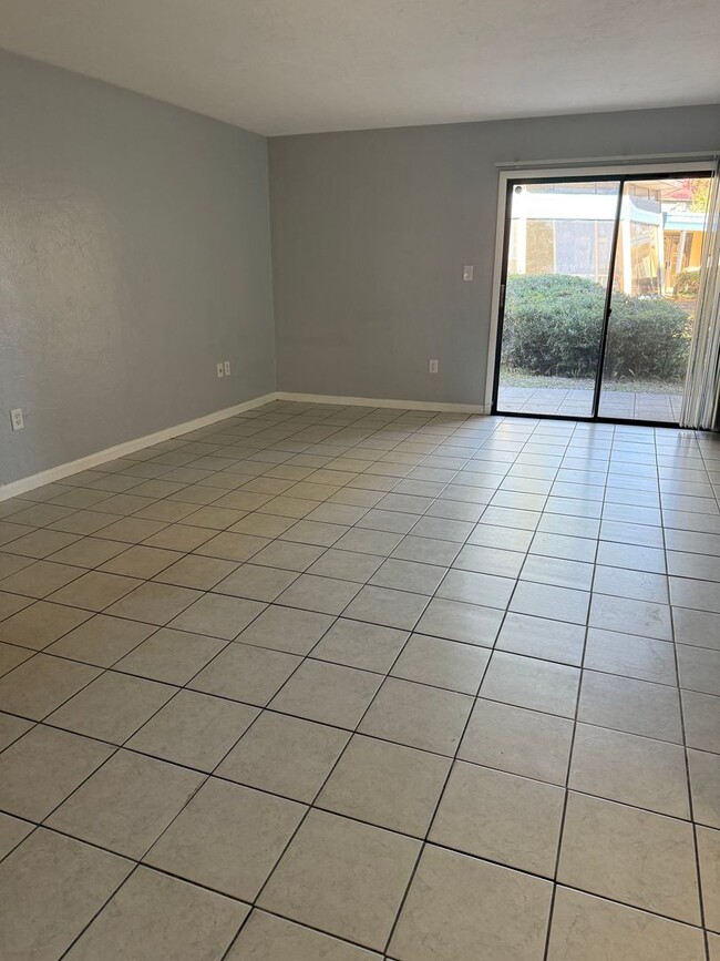 Photo - * MOVE IN SPECIAL * 1/2 OFF 2ND MONTH'S RENT!! Location, location, location! 876 SF Unit- 1 bd/ 1...