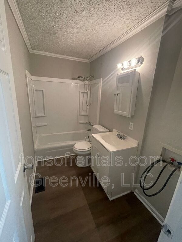 Photo - 695 Saxon Ave