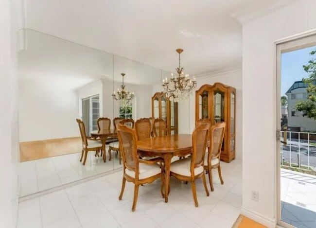 Building Photo - 423 S Rexford Dr Unit 101
