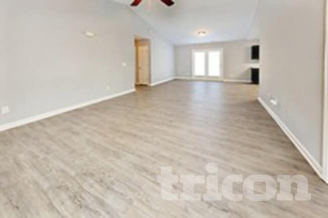 Photo - 793 Sir Raleigh Dr
