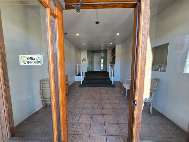 Photo - 4705 Kester Ave Unidad 305